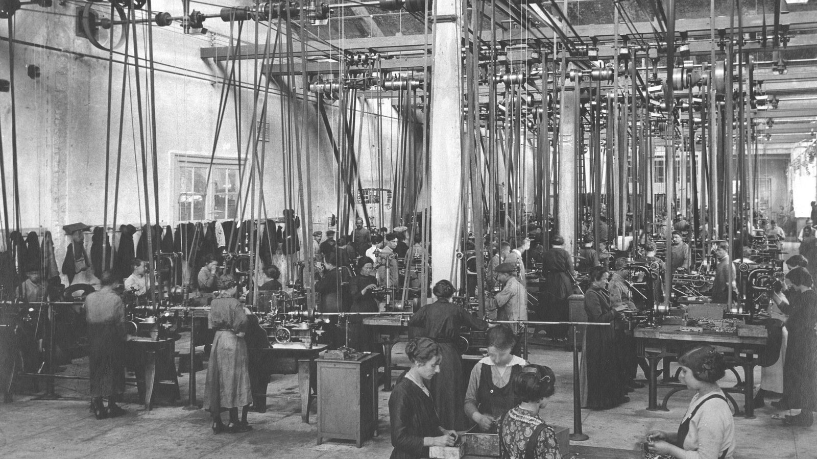 Letalska tovarna Pomilio okoli leta 1918: gozd transmisijskih jermenov nad delavkami pri strojih